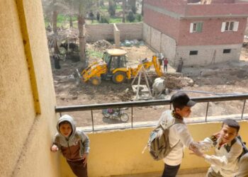 أولياء أمور بمدرسة فى الجيزة: أولادنا فى خطر بعد حفر خط صرف صحى..صور