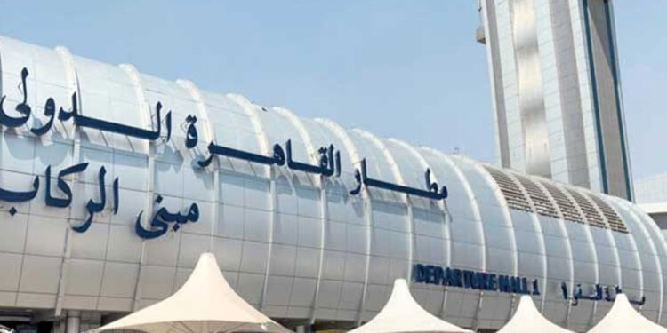 بالصور..وصول طائرة المصريين العائدين من أوكرانيا