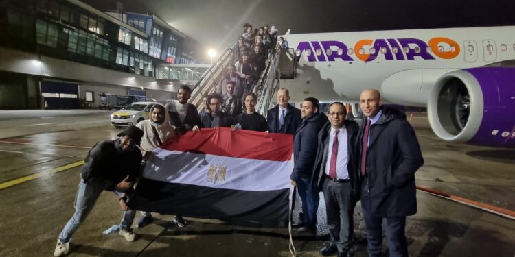 السفير المصري في بولندا يودع المصريين في مطار كاتوفيتسا في بولندا.. صور