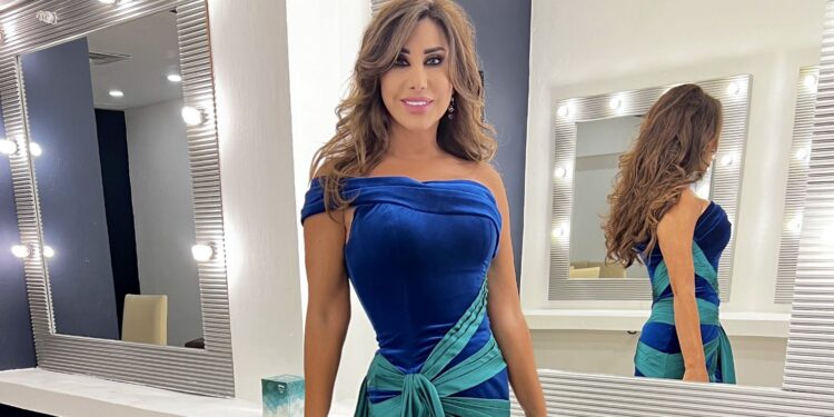 نجوى كرم تتألق على مواقع التواصل الاجتماعي بإطلالة زرقاء