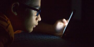 الهواتف الذكية.. هل الضوء الأزرق يجعلك تبدو أكبر سنًا؟