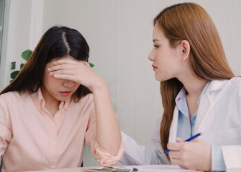 لماذا تعاني بعض النساء من انقطاع الطمث المبكر؟ الأعراض والعلاج ونصائح الوقاية