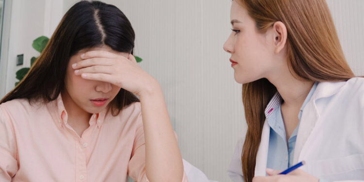 لماذا تعاني بعض النساء من انقطاع الطمث المبكر؟ الأعراض والعلاج ونصائح الوقاية