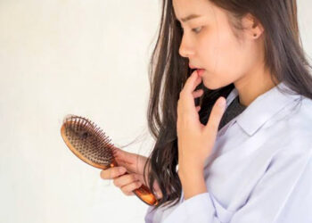 توقف عن هذه العادات السبع اليومية لمنع تساقط الشعر المفرط