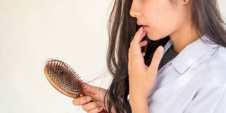 توقف عن هذه العادات السبع اليومية لمنع تساقط الشعر المفرط