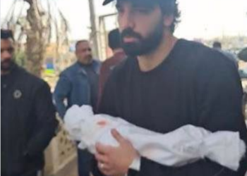 حازم إيهاب يعيش لحظة مؤلمة خلال دفن نجله يونس