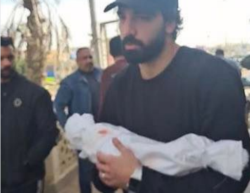 حازم إيهاب يعيش لحظة مؤلمة خلال دفن نجله يونس