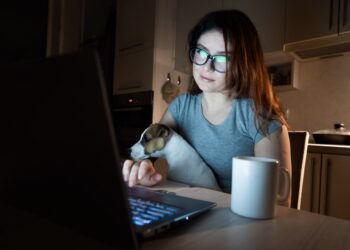 4 نصائح لتقليل مخاطر الضوء الأزرق