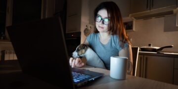 4 نصائح لتقليل مخاطر الضوء الأزرق