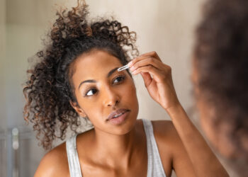 العناية بالحواجب في المنزل مثل المحترفين.. إليكِ سر بيوت التجميل