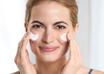 العناية بالبشرة الدهنية.. إليكِ 10 طرق سهلة للتخلص من الدهون