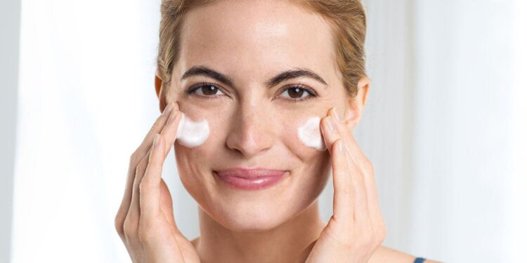 العناية بالبشرة الدهنية.. إليكِ 10 طرق سهلة للتخلص من الدهون