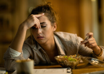 تعاني من صداع مؤلم؟ احذر عادات الأكل هذه