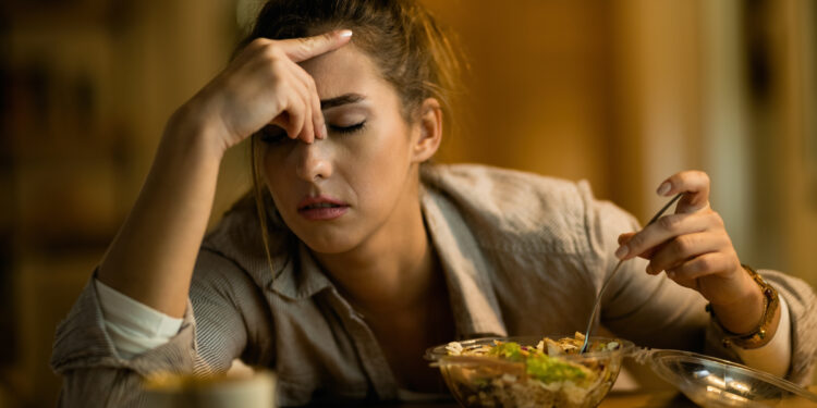 تعاني من صداع مؤلم؟ احذر عادات الأكل هذه