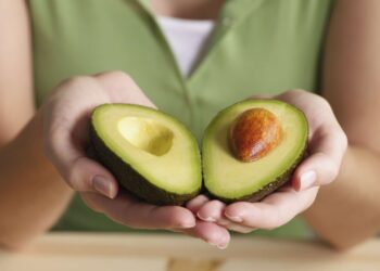 الأفوكادو.. أذكى طريقة للحفاظ عليه طازجًا لمدة تصل إلى شهر