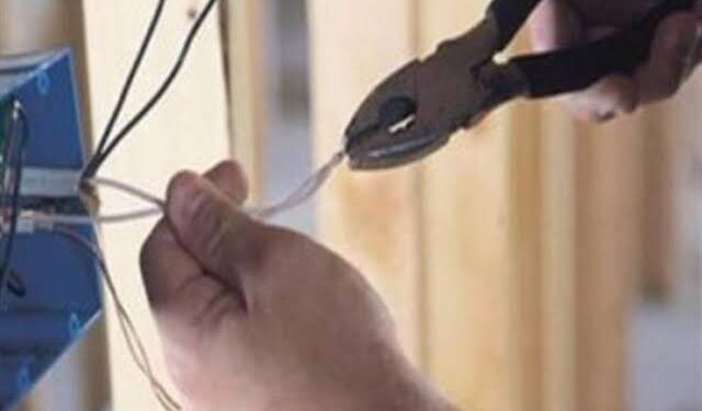 مصرع عامل صعقا بالكهرباء بمصنع بلاستيك بكفر الشيخ