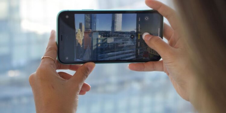 جهاز iPhone.. كيفية تقصير أو قص مقطع فيديو على هاتفك