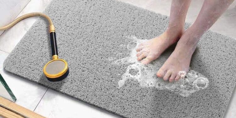 سجادة الحمام.. كم مرة يجب غسلها؟