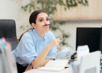 التسويف في مكان العمل: لماذا نماطل وكيف نتخلص من هذه العادة؟