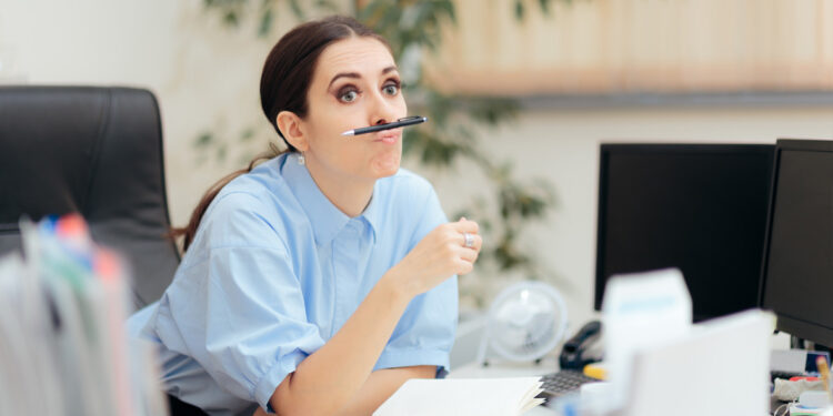 التسويف في مكان العمل: لماذا نماطل وكيف نتخلص من هذه العادة؟