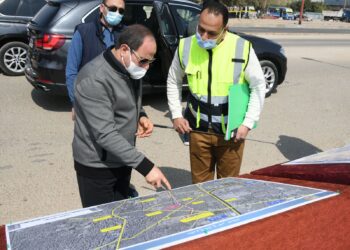 الرئيس السيسي يتفقد الأعمال الإنشائية بعدد من الطرق والمحاور