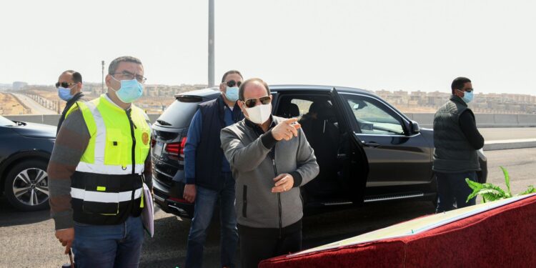 الرئيس السيسي يتفقد الأعمال الإنشائية بعدد من الطرق والمحاور