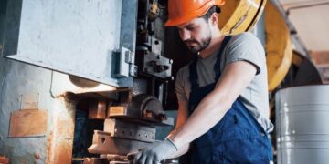 شرح مبسط.. واجبات ومحظورات على العامل في قانون العمل الجديد