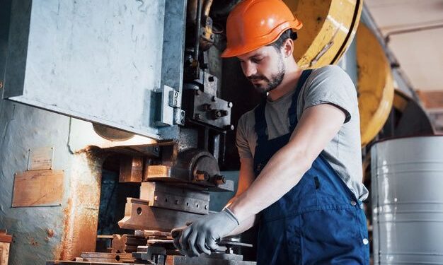 شرح مبسط.. واجبات ومحظورات على العامل في قانون العمل الجديد