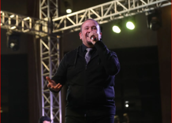 صور.. هشام عباس يشعل حماس جمهور حفله بمناسبه عيد الام