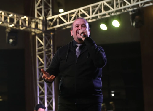 صور.. هشام عباس يشعل حماس جمهور حفله بمناسبه عيد الام