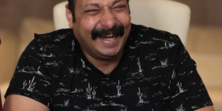 محمد ثروت يروج لعمل فني جديد من الصحراء