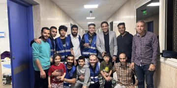 «حياة كريمة» توزع مواد غذائية على المصابين الفلسطينيين بمستشفى المطرية