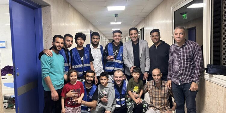 «حياة كريمة» توزع مواد غذائية على المصابين الفلسطينيين بمستشفى المطرية