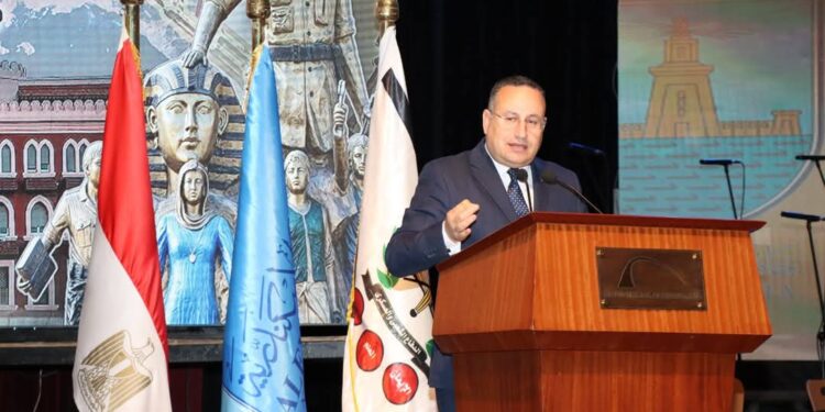 رئيس جامعة الإسكندرية يشهد الندوة التثقيفية الـ85 لقوات الدفاع الشعبي لتعزيز الولاء والانتماء بين الشباب