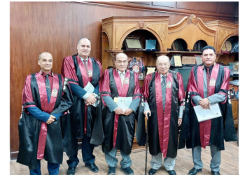 الباحث مع لجنة المناقشة