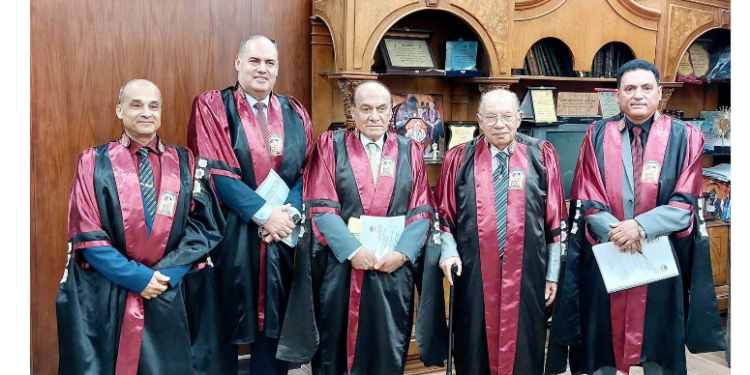 الباحث مع لجنة المناقشة