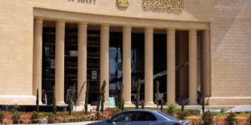 خفض أم تثبيت؟.. خبير مصرفي يكشف عن توقعاته لقرار “المركزي المصري” غدا