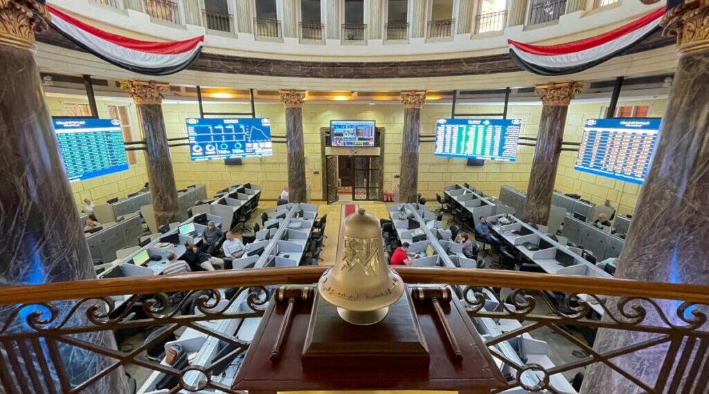خبير يكشف أسباب التحول المفاجئ في سلوك المستثمرين بالبورصة المصرية | فيديو