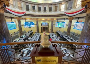 خبير يكشف أسباب التحول المفاجئ في سلوك المستثمرين بالبورصة المصرية | فيديو