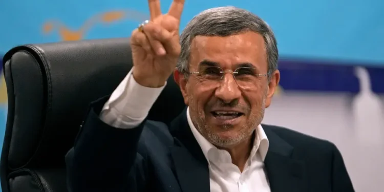 بالفيديو.. حقيقة سقوط الرئيس الإيراني الأسبق أحمدي نجاد في فخ الموساد الإسرائيلي