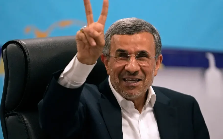 بالفيديو.. حقيقة سقوط الرئيس الإيراني الأسبق أحمدي نجاد في فخ الموساد الإسرائيلي