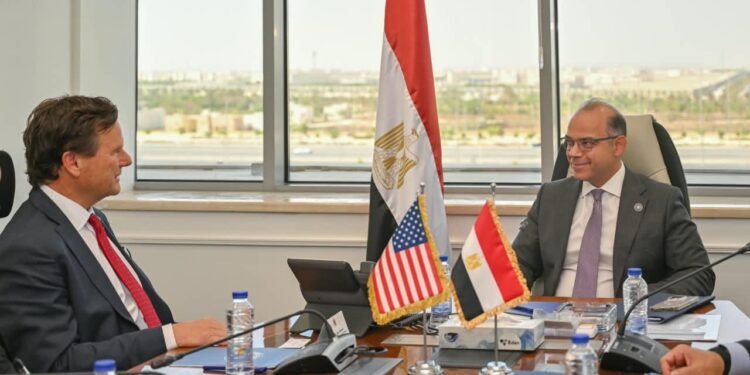 وزير الاستثمار وجانب من اللقاء