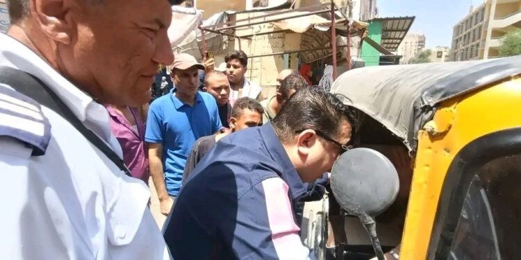 15 جنيهًا للتوك توك.. الشطوري يشدد الرقابة على الأجرة وقائدي المركبات بطهطا