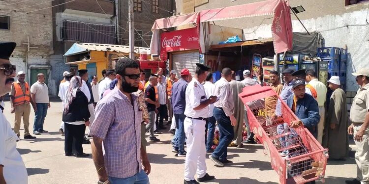 حملة مكبرة تهز شوارع المراغة.. إزالة 195 تندة و120 لافتة مخالفة