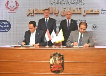 وزير الاستثمار وجانب من التوقيع
