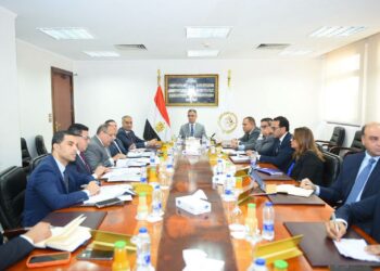 وزير التموين خلال اجتماعه مع قيادات الوزارة
