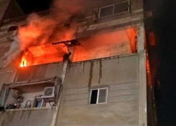 الحماية المدنية تحاصر النيران.. حريق أعلى منزل من 5 طوابق في سوهاج