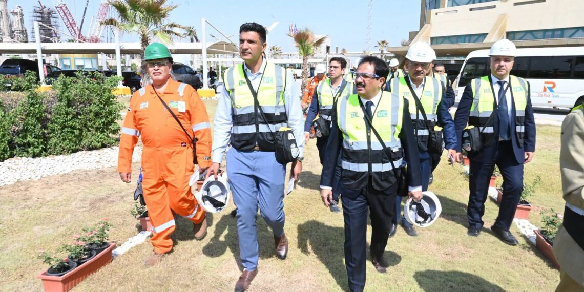 وزير الصناعة خالد هاشم وجانب من الجولة