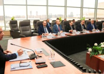 وزير الكهرباء خلال الاجتماع