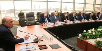 وزير الكهرباء خلال الاجتماع